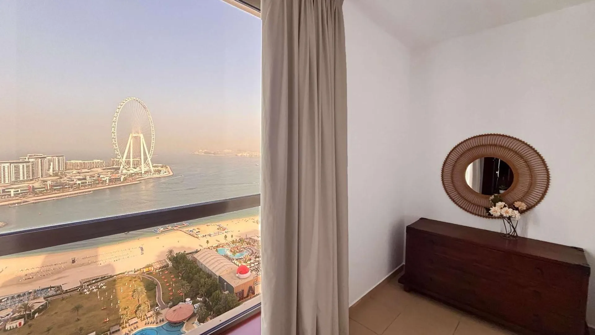 Frank Porter - Shams 4 Dubai Apartment
