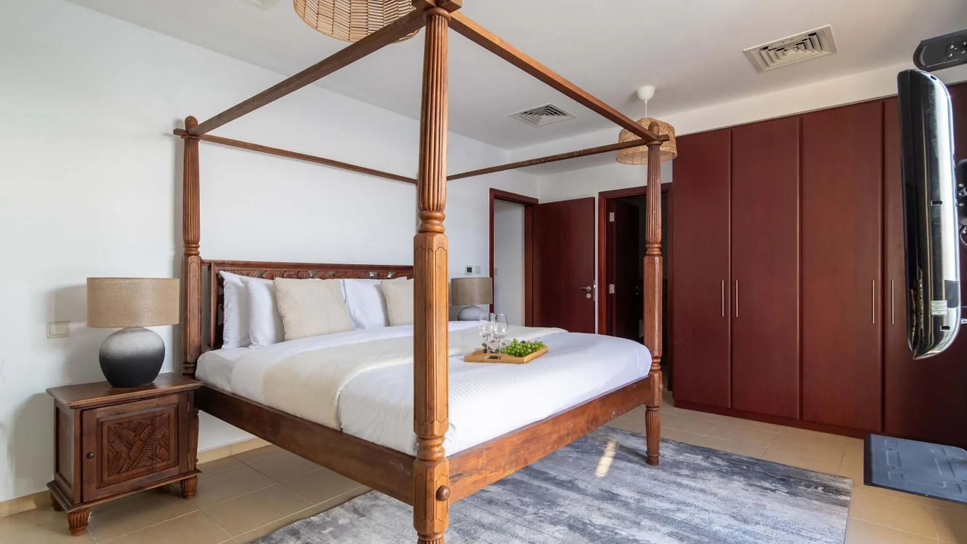 Frank Porter - Shams 4 Dubai